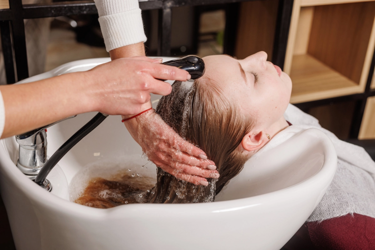Careful hair and scalp rinsing during a head spa